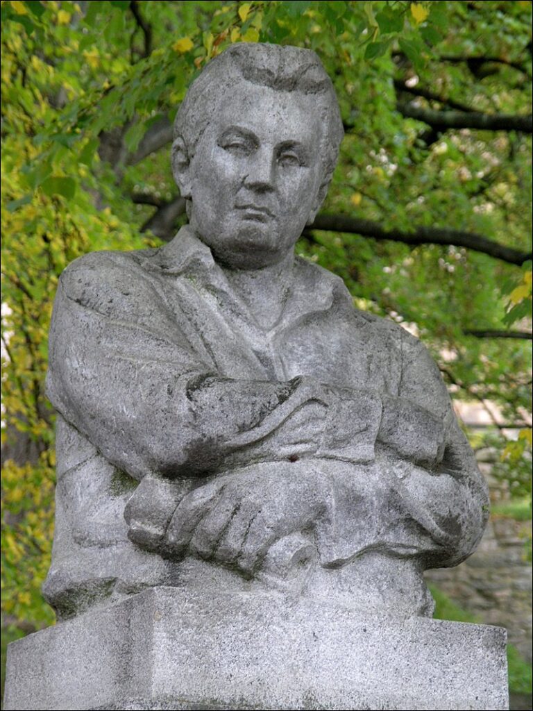Jeden z Haškových pomníků najdeme například v Lipnici nad Sázavou. (Matěj Baťha / wikimedia.commons.org / CC BY-SA 2.5)