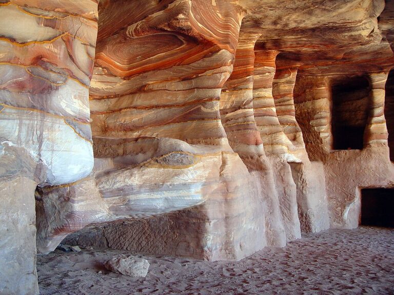 Pískovec zvládne vytvořit celou řadu úchvatných děl, jedno takové leží například ve skalním městě Petra. (Etan J. Tal / wikimedia.commons.org / CC BY-SA 3.0)