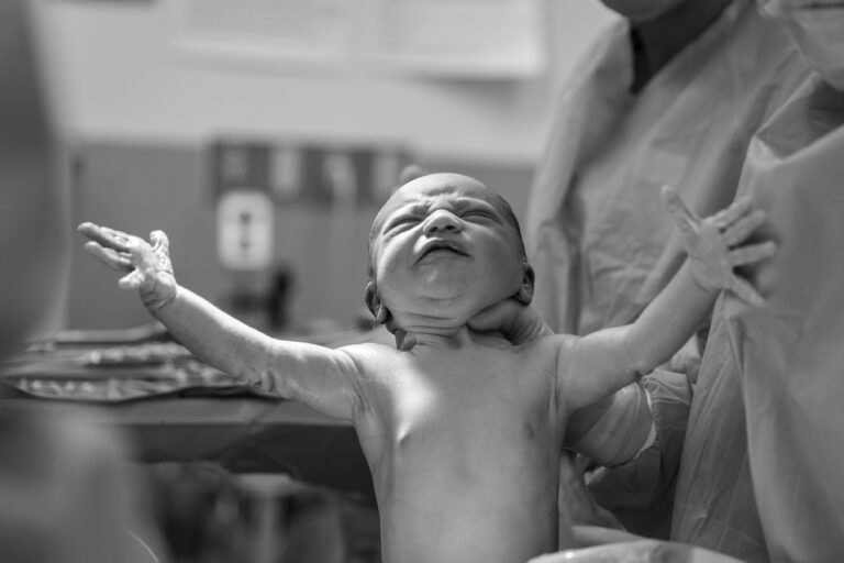 Uvítací obřady po porodu se zaměřují na přijetí dítěte za nového člena společnosti. FOTO: Unsplash