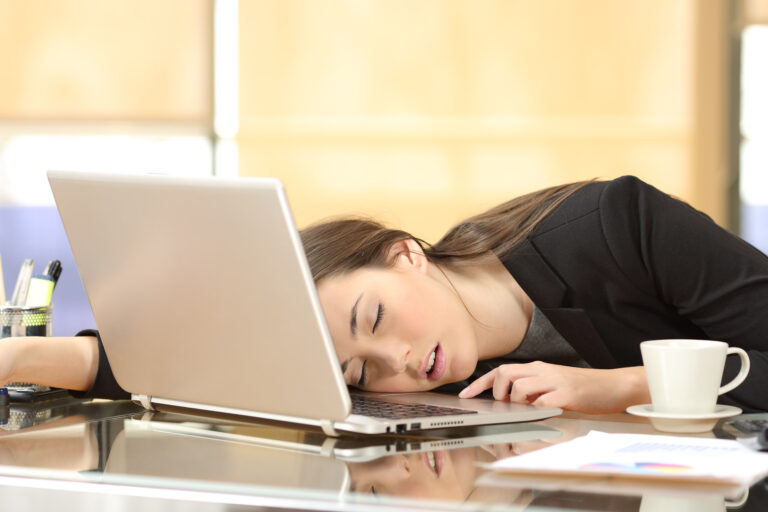 Největší únavu lidské tělo pociťuje během dne obvykle ve 14 hodin. Na vině je pokles energie po obědě.