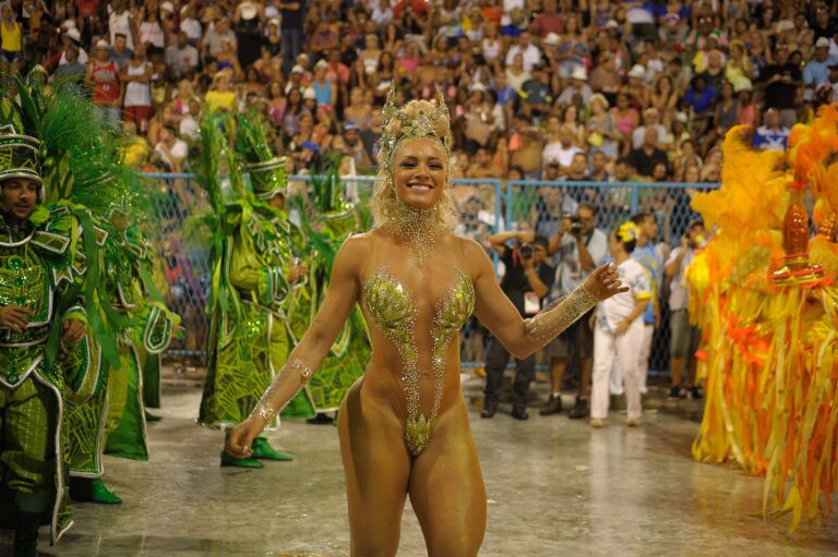Pro karneval jsou typické odhalené tanečnice samby. Takto nejčastěji vypadá jejich kostým. FOTO: Agência Brasil Fotografias/Creative Commons/CC BY 2.0