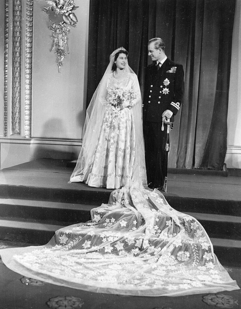 Svatba s princem Philipem v roce 1947. Zde má Alžběta pro změnu velmi dlouhý závoj. FOTO: Associated Press/Creative Commons/Public domain