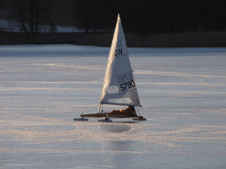 Speciálně upravená jachta lehce sviští i po ledu. Foto : JsonLind / Creative Commons / CC BY-NC-ND 2.0.