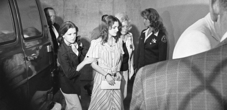 Patty Hearstová se svými únosci vykradla banku.