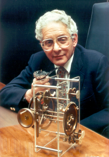 Derek J. de Solla Price (1922–1983) s modelem mechanismu z Antikythery. FOTO: Artistsmarket at English Wikipedia/Creative Commons/Public domain