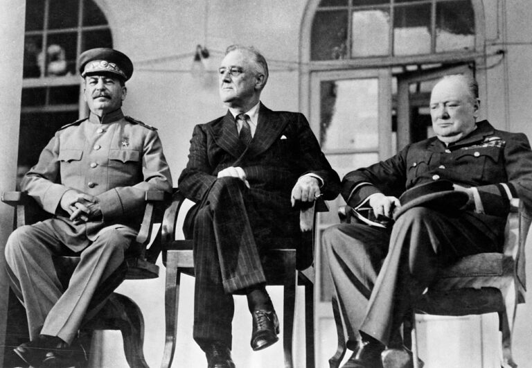 Velká trojka v Teheránu: Zleva Stalin, Roosevelt a Churchill. FOTO: U.S. Signal Corps photo/Creative Commons/Public domain