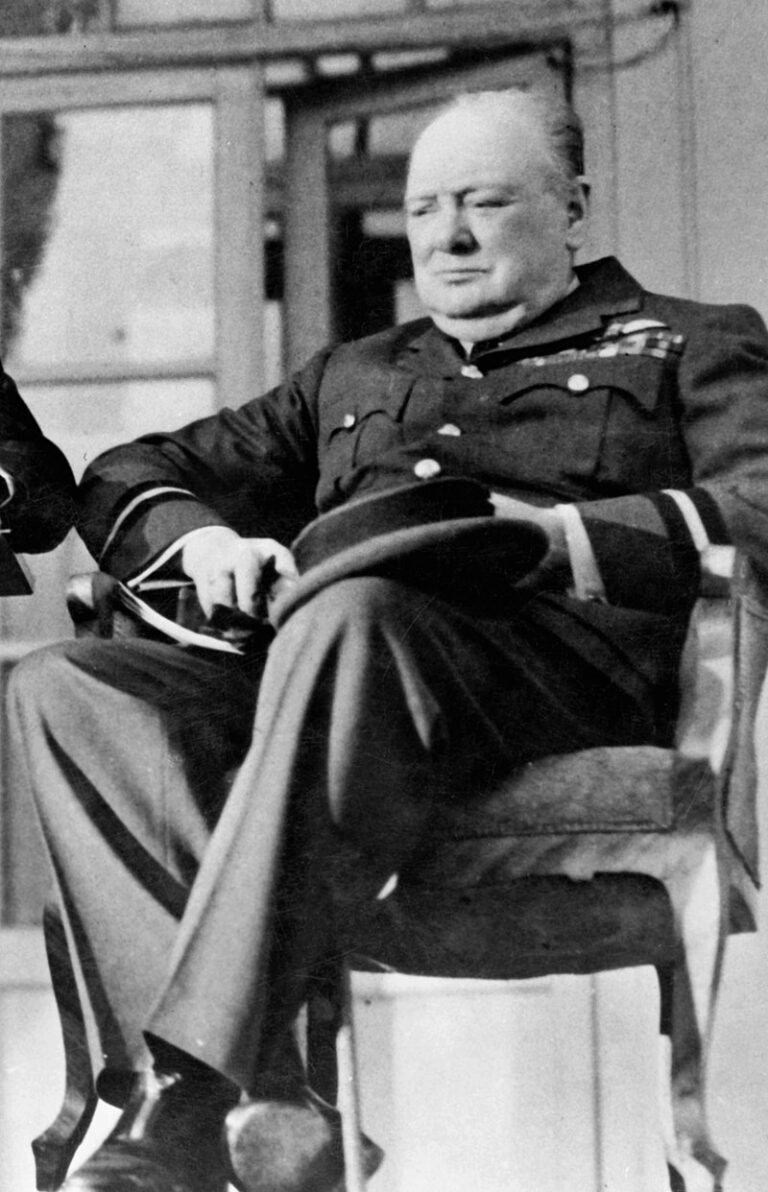 Winston Churchill má dostat nečekaný dárek. FOTO: Crop from Image:Tehran Conference, 1943.jpg/Creative Commons/Public domain