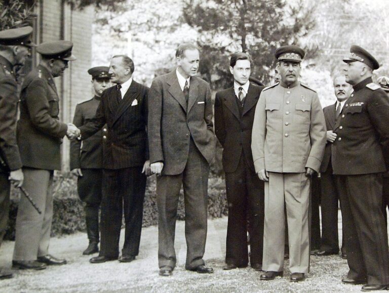 Neformální momentka z teheránské konference. Účastníci se nacházejí před ruskou ambasádou. FOTO: Národní muzeum amerického námořnictva/Creative Commons/Public domain