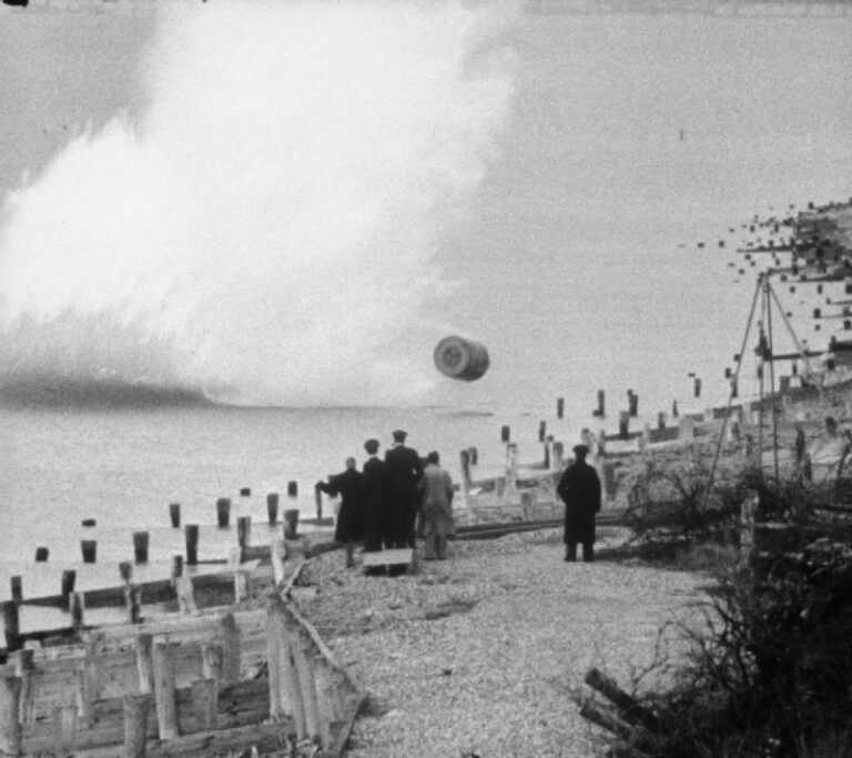 „Bouncing bomb“ (skákající bomba) ve fázi testu. Skákající puma se shazovala hlavně ze čtyřmotorových bombardérů Avro Lancaster. Foto: IWM staff photographers