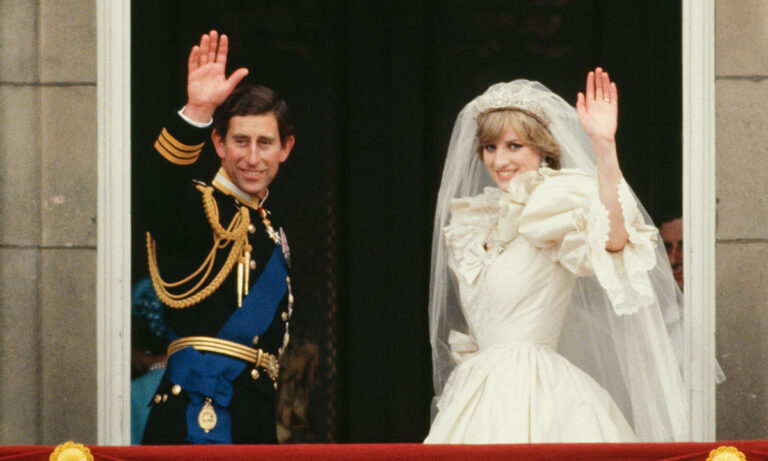 Londýn, Velká Británie - 29. července: Princ Charles a princezna Diana mává z balkónu Buckinghamského paláce. Doprovází je princ Philip. Princezna má na sobě šaty navržené Davidem a Elizabeth Emanuelovými.