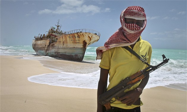 Skupina somálských pirátů přepadá v únoru 2011 malou jachtu.