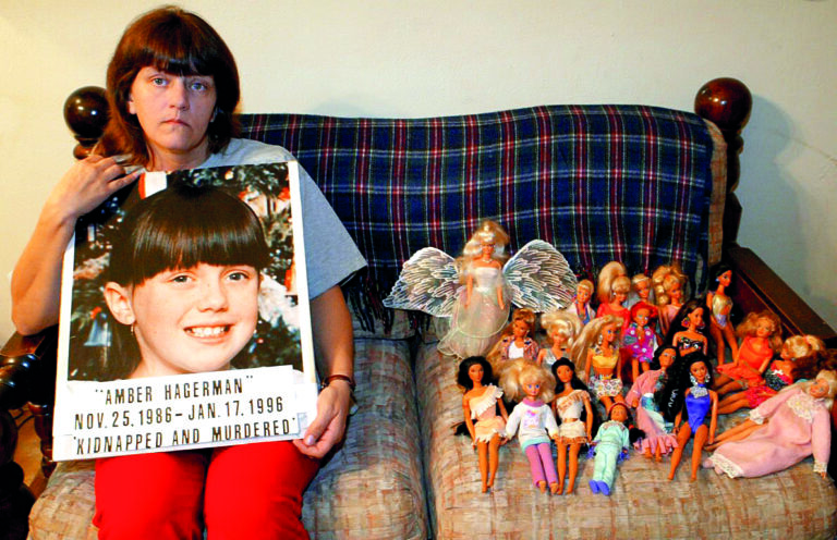 Donna Norrisová, matka Amber Hagermanové, sedí vedle panenek své dcery, zatímco ve svém domě v Hurstu 10. ledna 2006. Donna pojede do Washingtonu, D.C. koncem tohoto týdne, aby si připomněla 10 let od úmrtí její dcery. Amber byla unesena a zabita Jana. 13, 1996. Foto: Criminal Archives CAUS / CC BY-SA 0.3