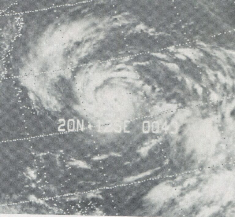 Nina se právě přičinila o zničení přehrady - a katastrofu ve 30 městech. Foto: NOAA – Mariners Weather Log, CC