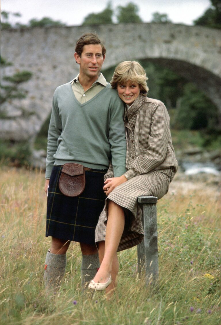 Princezna Diana pózuje na snímcích s princem Charlesem.