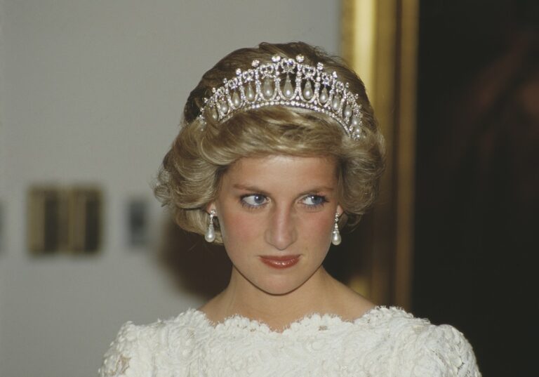 Diana, princezna z Walesu (1961 - 1997) se účastní večeře na britské ambasádě ve Washingtonu, DC, listopad 1985. Má na sobě večerní šaty od Murraye Arbeida a diadém Queen Mary.