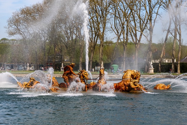 Jednou z nejznámějších vodních atrakcí parku je Apollónova fontána.(Foto: Aurélien Maillet / Pixabay)