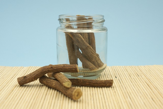 Takto vypadá sušený kořen lékořice.(Foto: Pere / Pixabay)