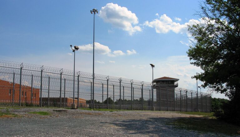 Dutton si posedí v Marylandské věznici. Foto: thisisbossi from Washington / CC BY 2.0