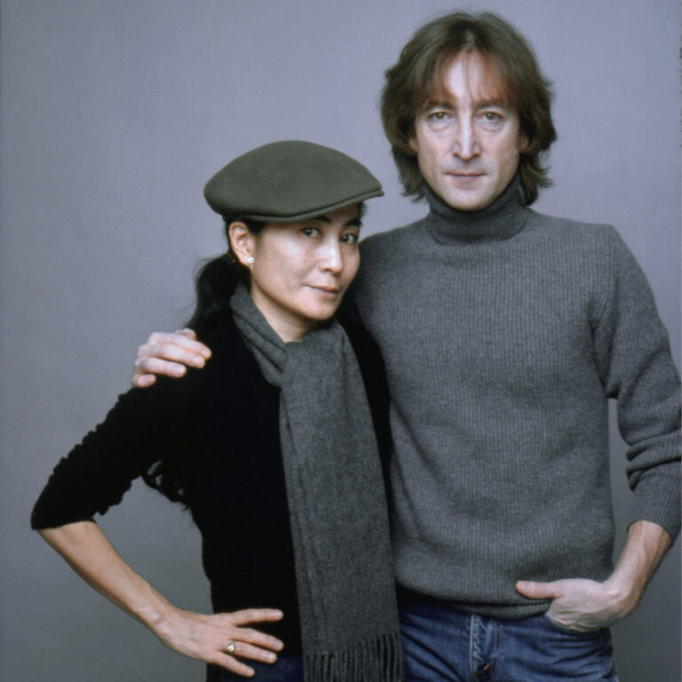 John Lennon a Yoko Ono fotografovali 2. listopadu 1980 – poprvé za pět let, kdy byl Lennon fotografován profesionálně, a zároveň to bylo poslední komplexní focení v jeho životě.