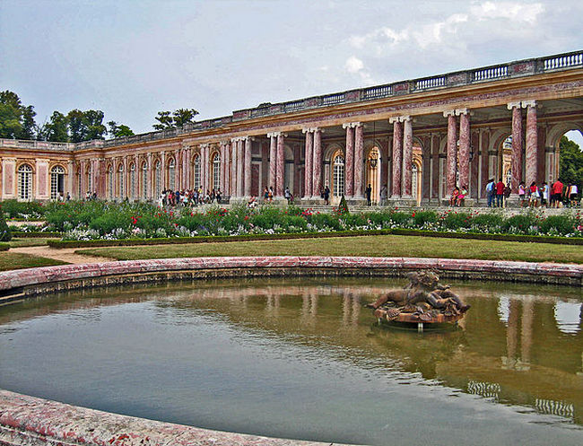 Když chtěl mít panovník soukromí, odebral se do zámečku Velký Trianon.(Foto: JC Allin / commons.wikimedia.org / CC BY-SA 3.0)