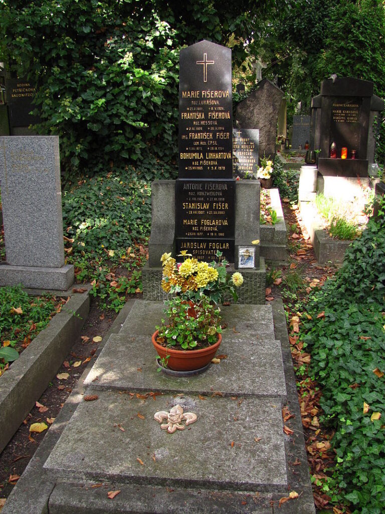 Věčný klid nachází Foglar na Vinohradském hřbitově. (David Sedlecký / wikimedia.commons.org / CC BY-SA 3.0)