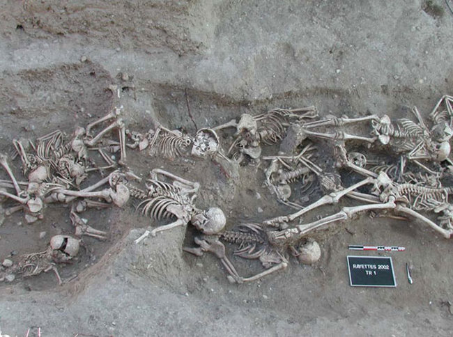 Masový hrob obětí dýmějového moru z let 1720 až 1721 v Martigues ve Francii (S. Tzortzis, volné dílo, commons.wikimedia)