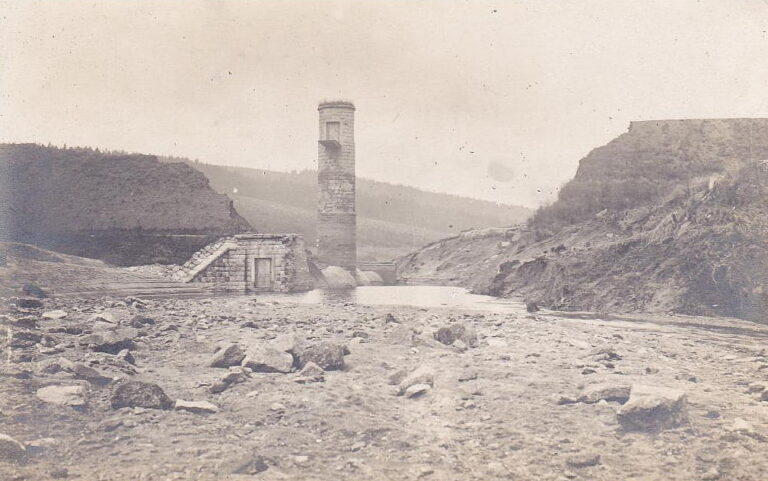 Naděje, které úžasná stavba vzbuzovala, se rozplynuly roku 1916. Foto krátce po protržení přehrady. FOTO: Anonymní/Creative Commons/Volné dílo