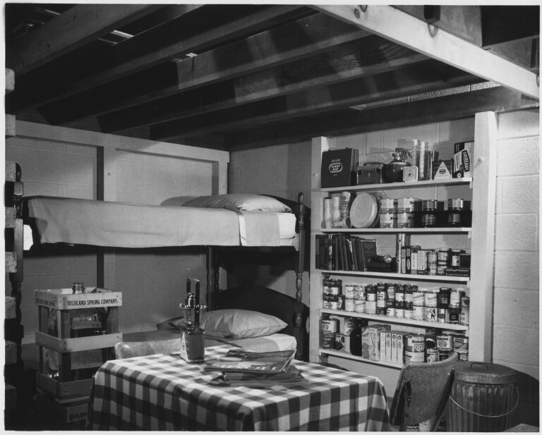 Vybavený sklepní příbytek americké rodiny zhruba kolem roku 1957. FOTO: Unknown author or not provided/Creative Commons/Public domain
