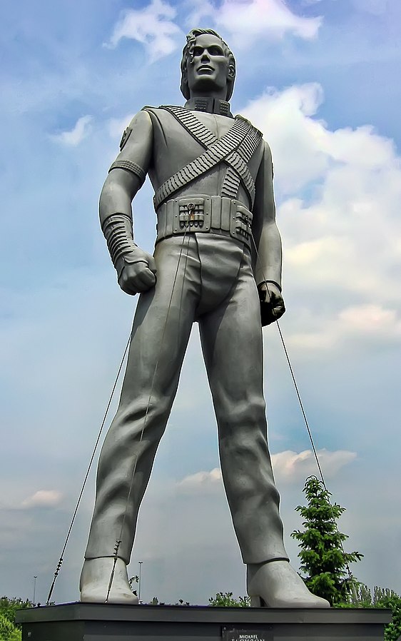 Celosvětové turné HIStory (1996–1997) doprovázela velkolepá Jacksonova socha. Stála i v Praze na Letné, kde Jackson zahajoval koncertní šňůru. Foto: Sjors Provoost / CC BY 2.0