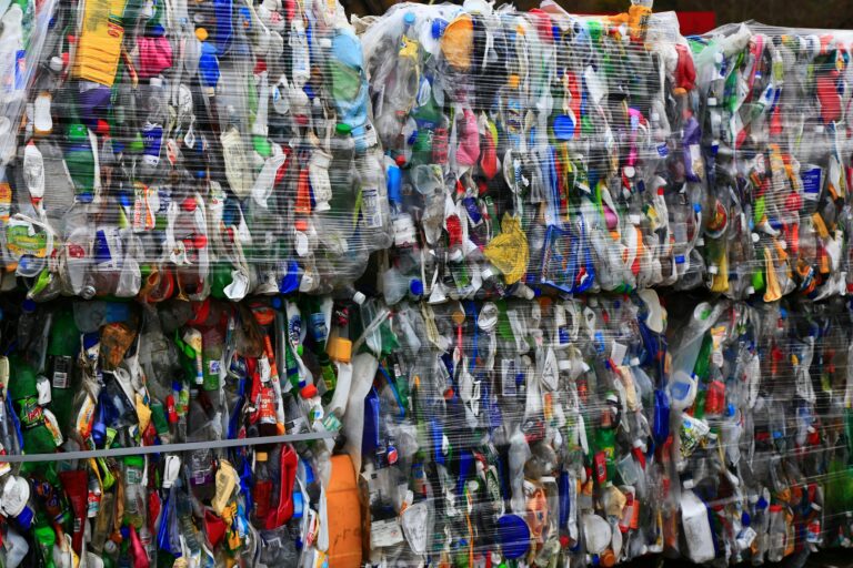 Výzkumníci zatím identifikovali přes 16 000 chemikálií spojených s plastovými produkty. FOTO: Unsplash