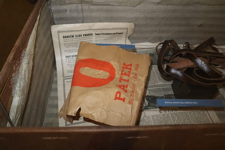 Útržek časopisu z kufru s částí těla Otýlie Vranské. FOTO: Albert Horáček / Creative Commons / CC BY 4.0 DEED