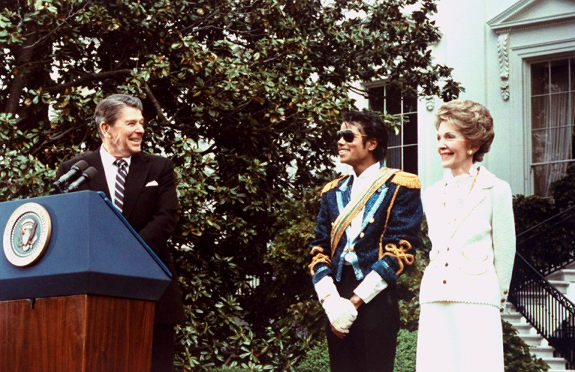 Michael Jackson dostává cenu z rukou amerického prezidenta Ronalda Reagana. Foto: White House - Jack Kightlinger