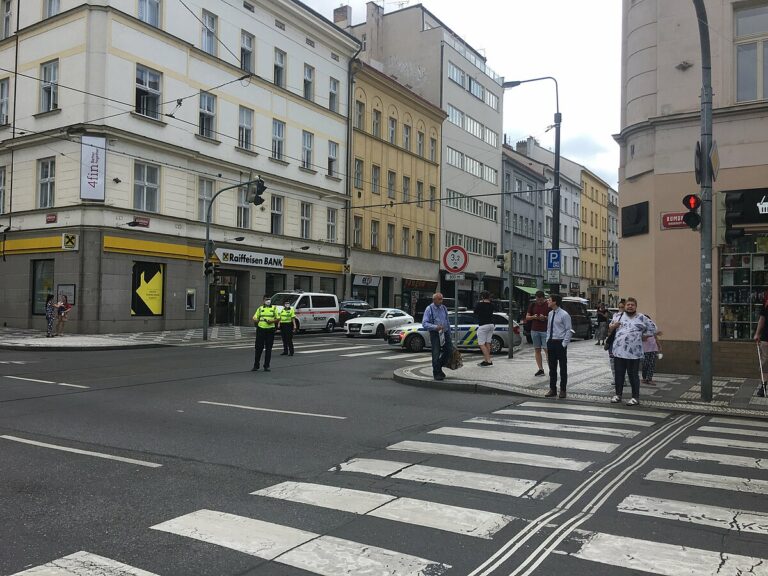 Policejní zásah v Praze 2 po střelbě na Úřadu práce. FOTO: Albert Horáček. Creative Commons / CC SA 4.0