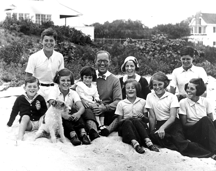 Rodina Kennedyů v roce 1931. Foto: Photograph by Richard Sears in the John F. Kennedy Presidential Library and Museum, Boston / Volné dílo