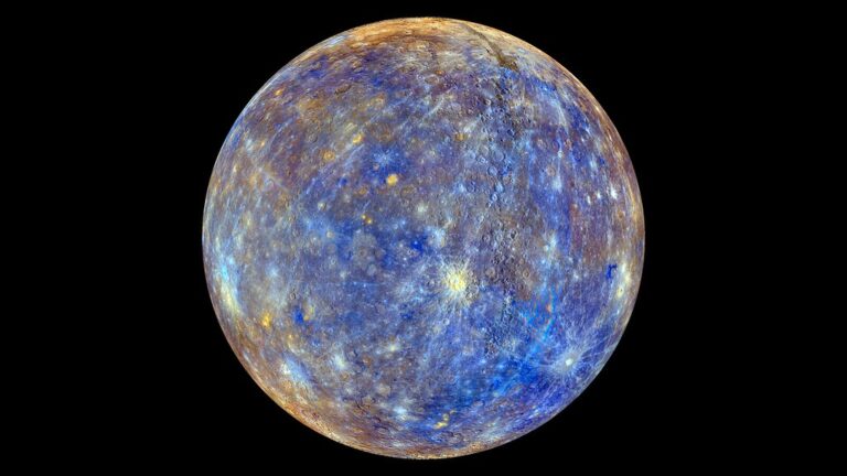 Kvůli dramatické minulosti Merkuru moc krásy nezbylo. Ani pestré barvy bohužel nejsou reálné. Foto: NASA Goddard Photo and Video / Creative Commons / CC BY 2.0.