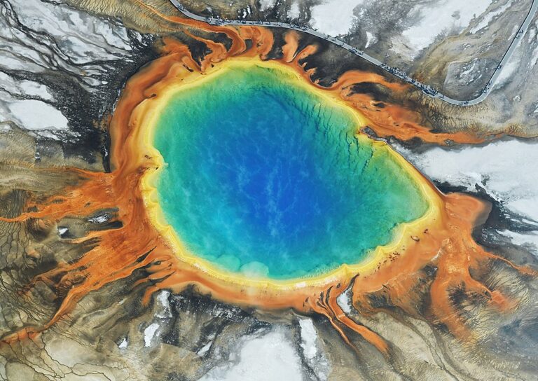 Pestrobarevné odstíny termálního pramene Grand Prismatic Spring v Yellowstonském národním parku vytvoří druh extremofilů. FOTO: Carsten Steger / Creative Commons / CC BY-SA 4.0