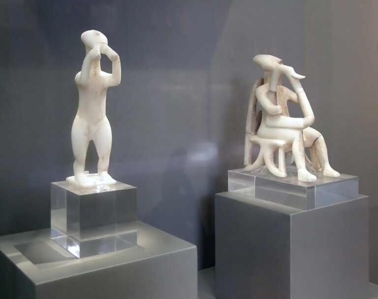 Kykladské sochy dvojitého flétnisty (v popředí) a harfistky (v pozadí), FOTO: I, Sailko/Creative Commons/CC BY-SA 3.0