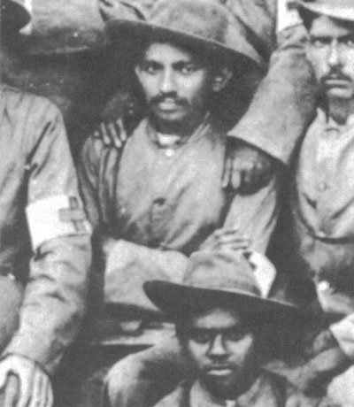 Gándhí během Búrské války v letech 1899–1900. FOTO: Image:Gandhi Boer War.jpg,/Creative Commons/Public domain