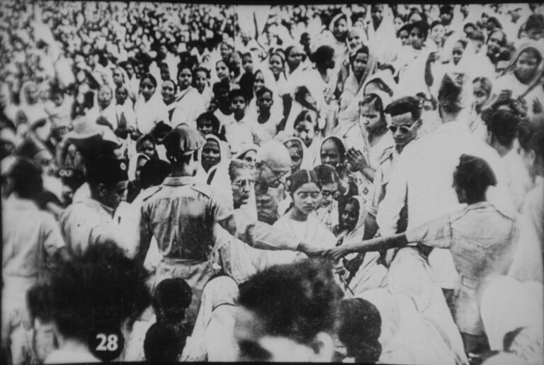 Gándhí na mítinku Kalkatě v roce 1947. FOTO: Neznámý autor/Creative Commons/Public domain