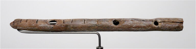 Aurignacianská flétna vyrobená ze supí kosti, Geissenklösterle (Švábsku), stará asi 35 000 let. FOTO: José-Manuel Benito/Creative Commons/ CC BY-SA 2.5