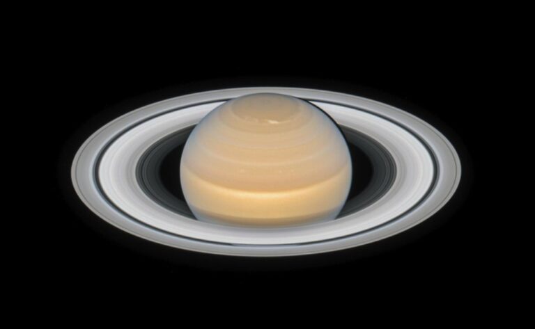 Kolem Saturnu obíhá nejméně 146 měsíců. Foto: NASA Hubble / Creative Commons / CC BY 2.0.