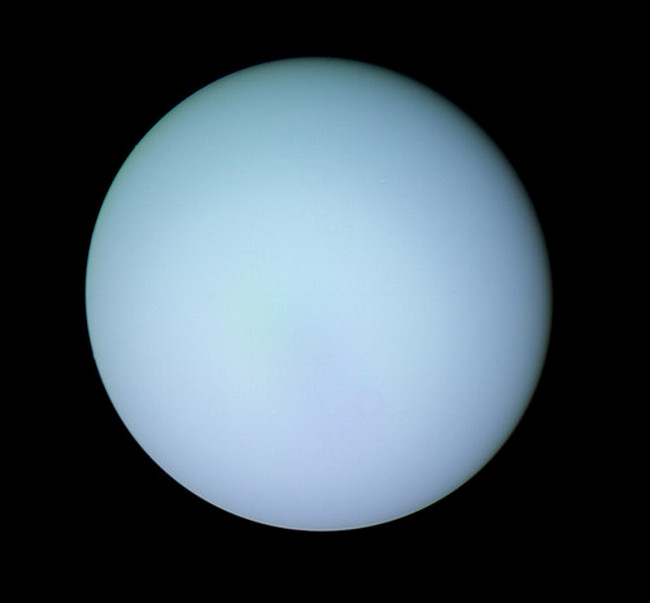 Zatímco všechny planety rotují vzpřímené, Uran válí sudy! Foto: Kevin M. Gill / Creative Commons / CC BY 2.0.