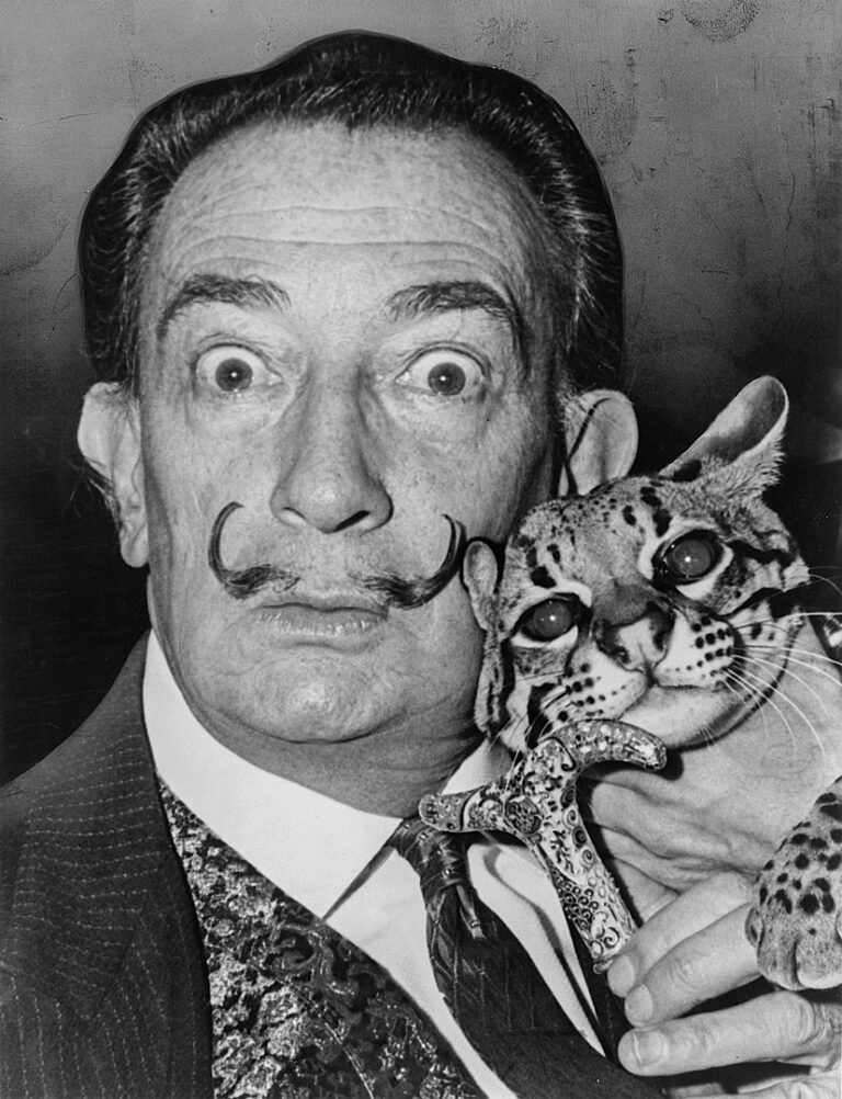 Majitelem nejslavnějšího kníru všech dob je katalánský malíř Salvador Dalí. (Roger Higgins, Volné dílo, commons.wikimedia)