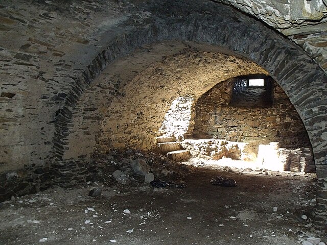 Z Bítova údajně vede na hrad Cornštejn podzemní chodba. Foto: Hippolyt, CC BY-SA 3.0 <https://creativecommons.org/licenses/by-sa/3.0>, via Wikimedia Commons