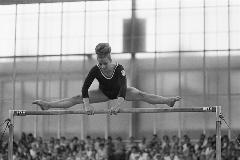 Věra Čáslavská, sestava na bradlech, Mistrovství Evropy 1967. Foto: Ron Kroon / Anefo / CC0