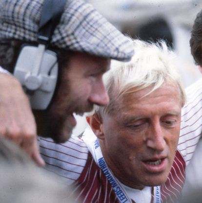 Jimmy Savile po dokončení maratonu v Leedsu v roce 1982, zde v rozhovoru pro místní rozhlasovou stanici - Radio Aire v roce 1982. Foto: Jimmy Savile. Odvozené dílo Williama Starkey : Ianmacm / CC BY-SA 2.0