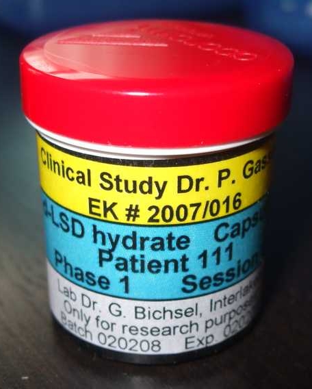 V psychiatrické léčebně probíhaly i pokusy s drogou LSD. Foto: Multidisciplinární asociace pro psychedelická studia, CC0, via Wikimedia Commons