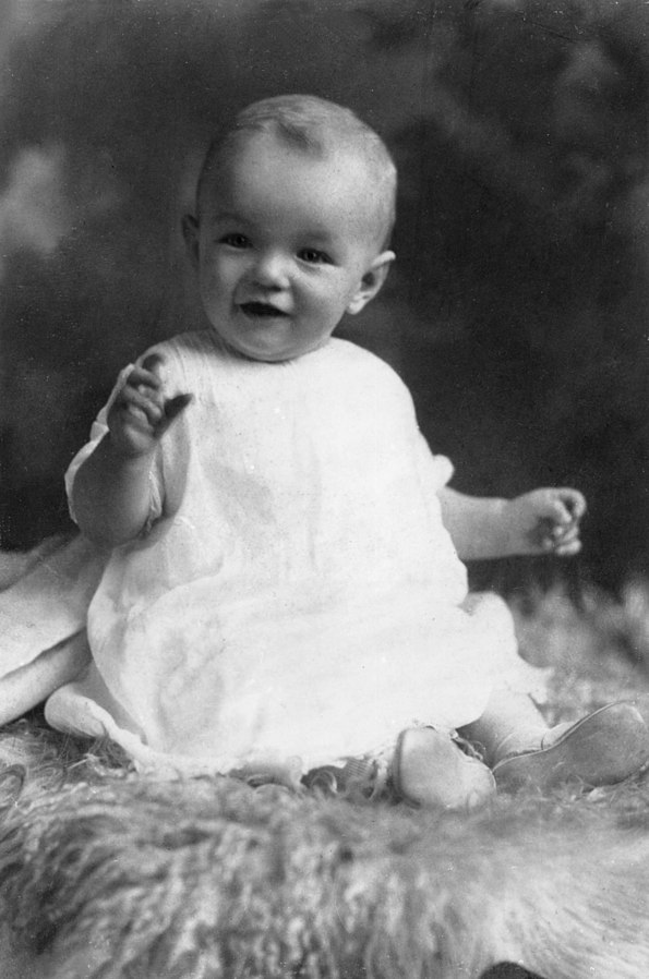 Mimi MM. Z batolátka vyroste jedna z nejslavnějších žen minulého století. Foto: Dell Publications, Inc. New York / CC - volné dílo