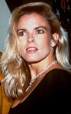 V roce 1994 byl O. J. Simpson obviněn z vraždy své bývalé manželky Nicole Brown Simpsonové a jejího přítele Ronalda Goldmana. Jeho soudní proces, známý jako 