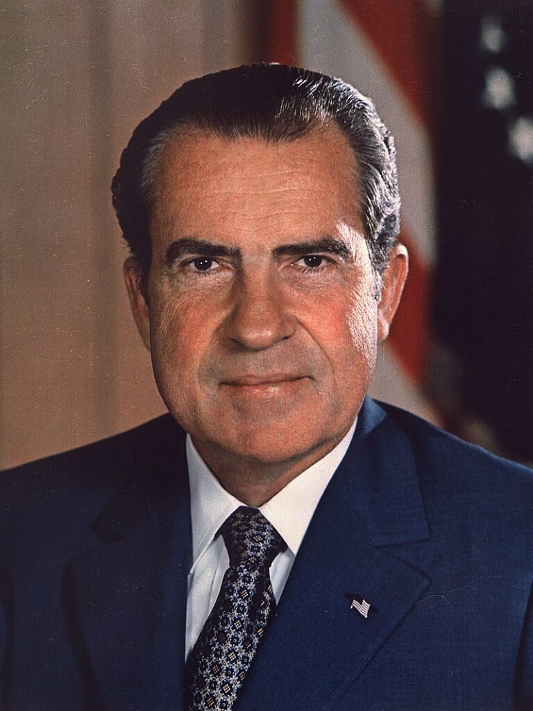 Richard Nixon byl třicátý sedmý prezident Spojených států, který sloužil v úřadu od roku 1969 do roku 1974, kdy rezignoval v důsledku aféry Watergate. Jeho prezidentské období je jedno z nejkontroverznějších v americké historii, především kvůli Watergate, politickému skandálu, který otřásl důvěrou ve vládu a vedl k jeho odstoupení. Foto: Oddělení obrany. oddělení armády. Kancelář zástupce náčelníka štábu pro operace. Audiovizuální centrum americké armády. / Veřejná doména